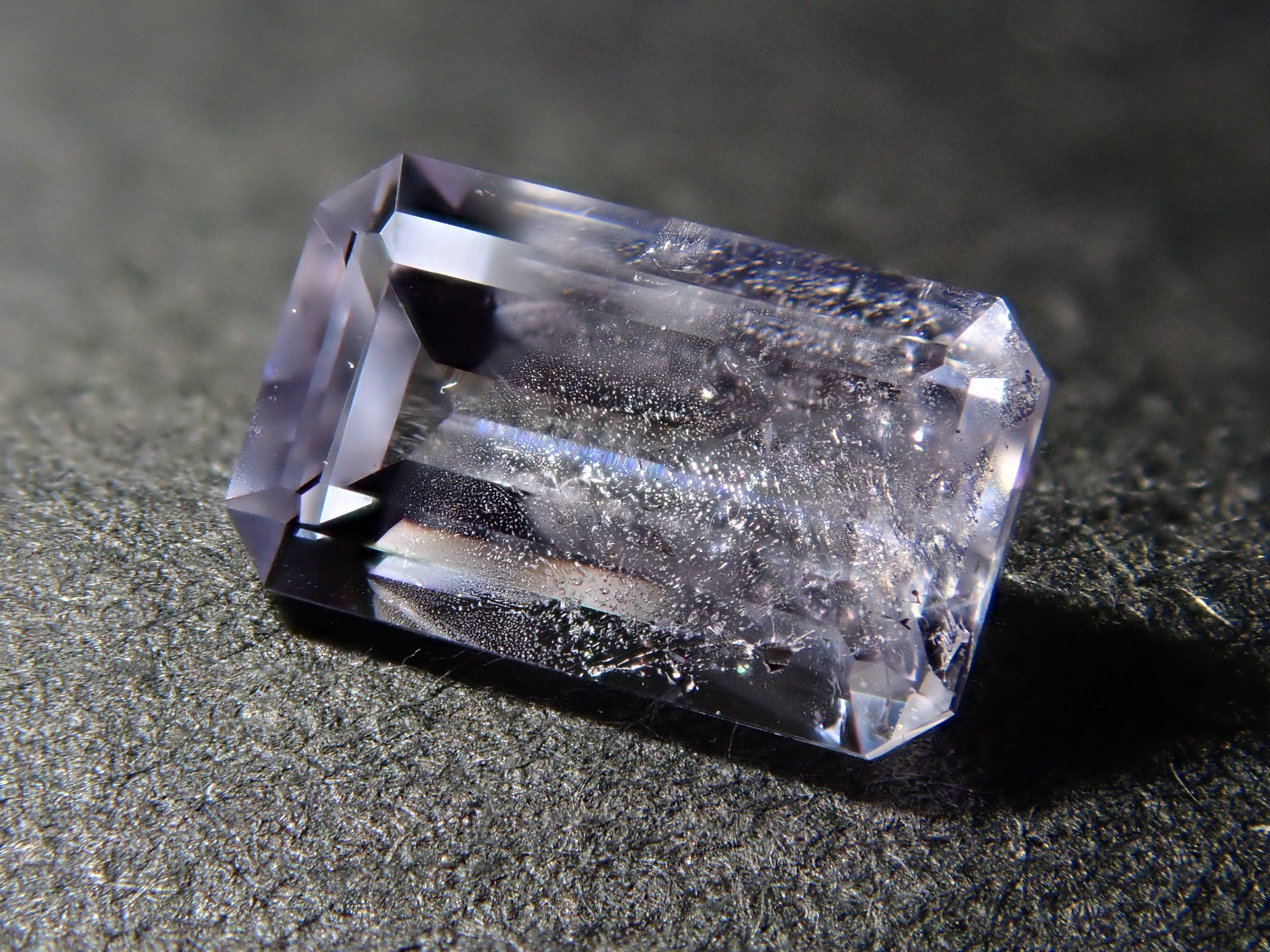 タンザニア産マグネシオアキシナイト 0.380ctルース