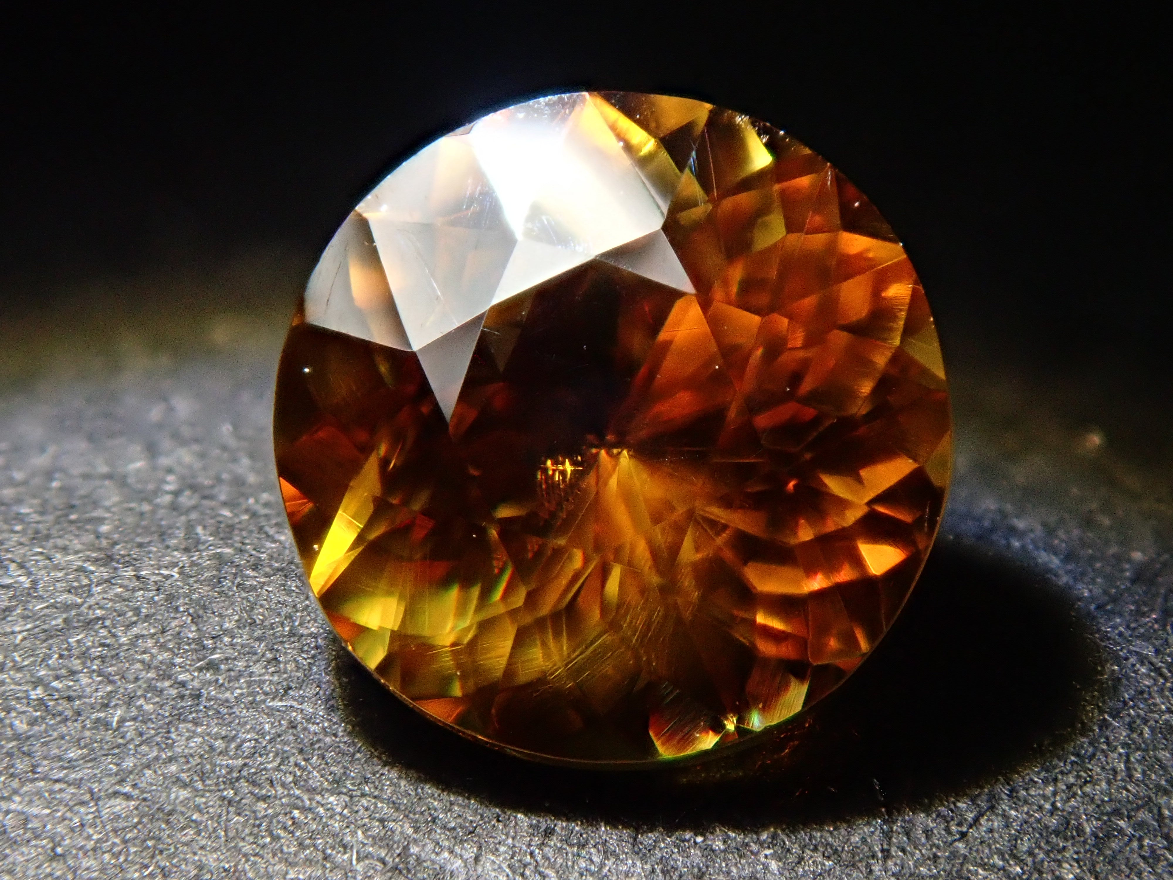 マダガスカル産ゴールデンスフェーン 6.5mm/1.183ctルース