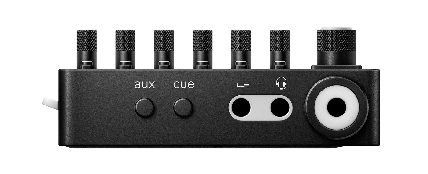 プロスタジオの主要機能がポケットサイズになったteenage engineering