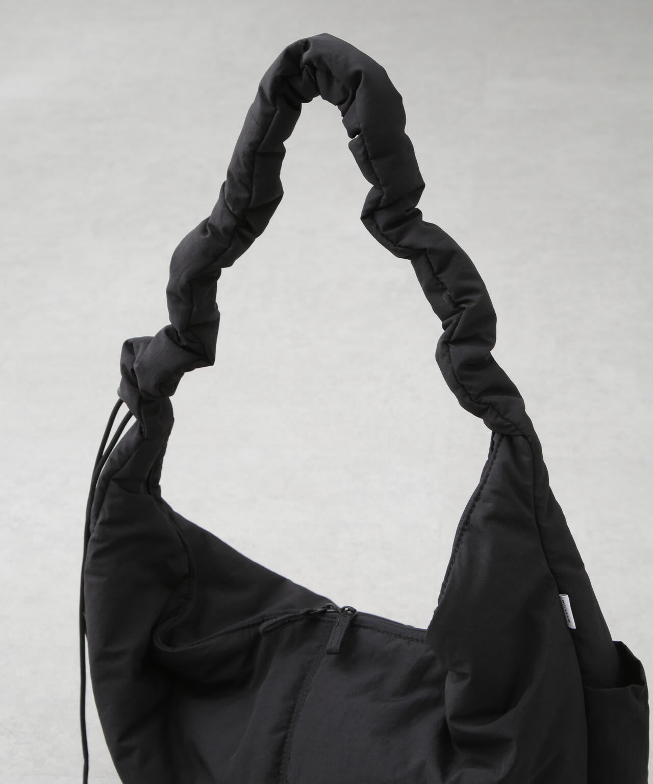 NJ/CLUB」中綿 ハーフムーン ショルダーバッグ