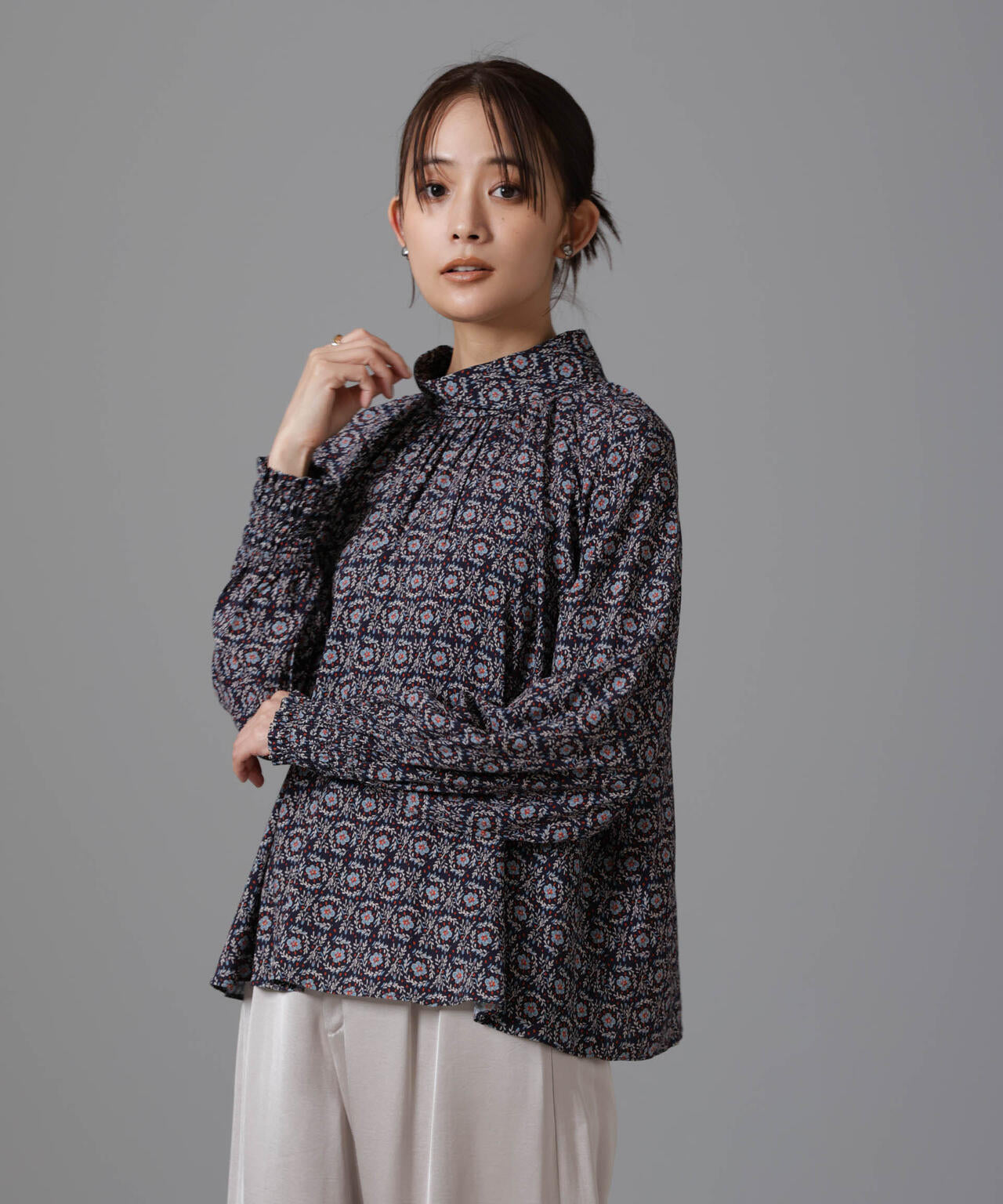 サークル フラワー プリント ギャザー ブラウス