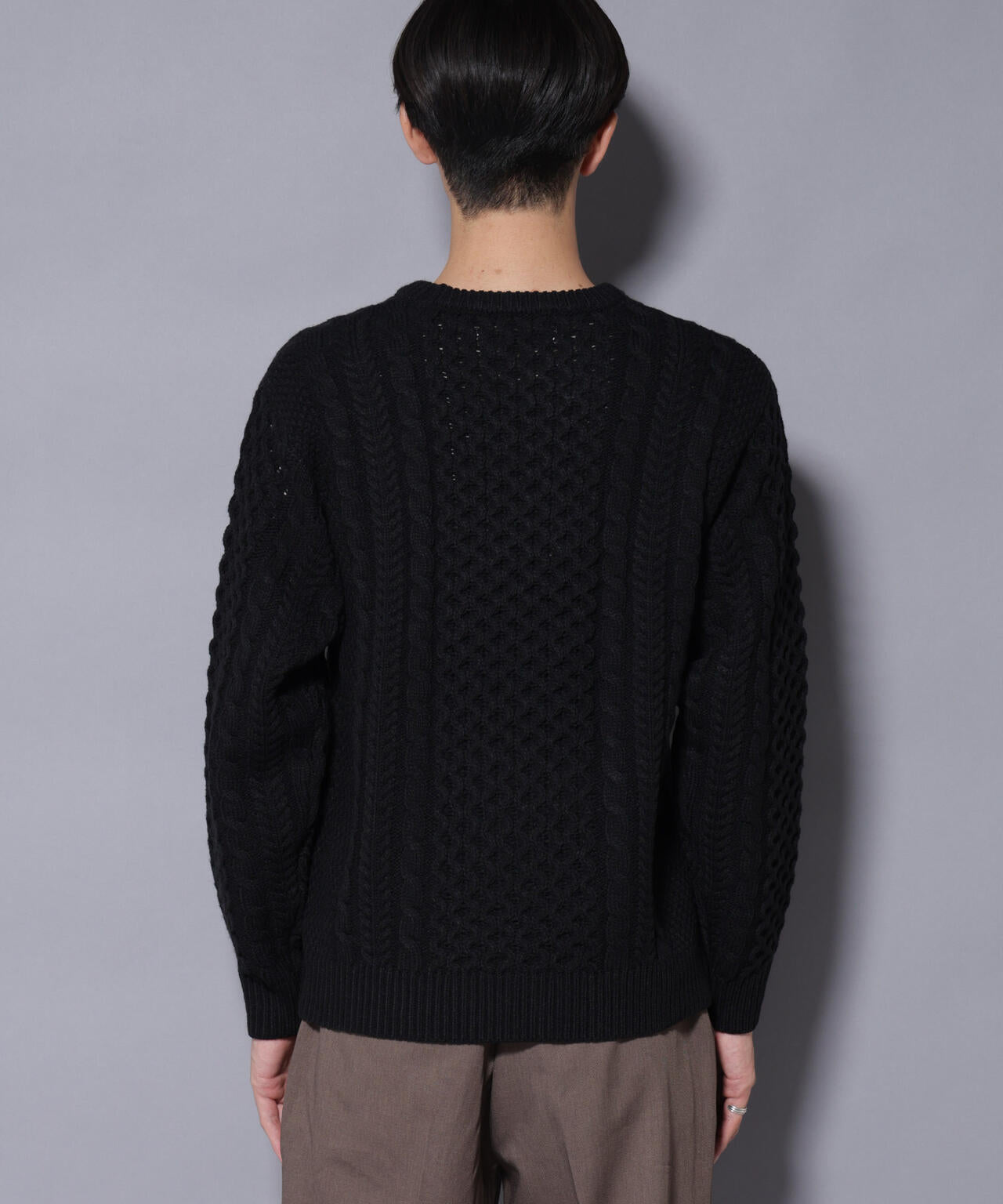 ローゲージケーブルニット