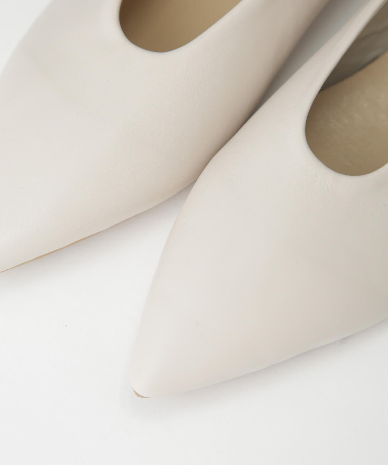 ポインテッド フラットパンプス