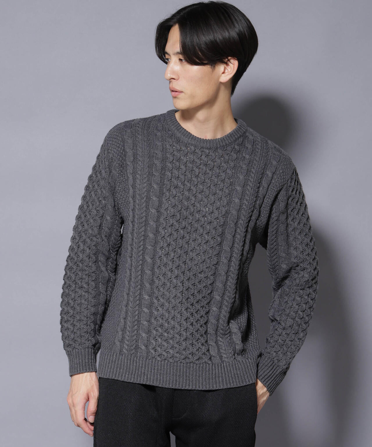 ローゲージケーブルニット