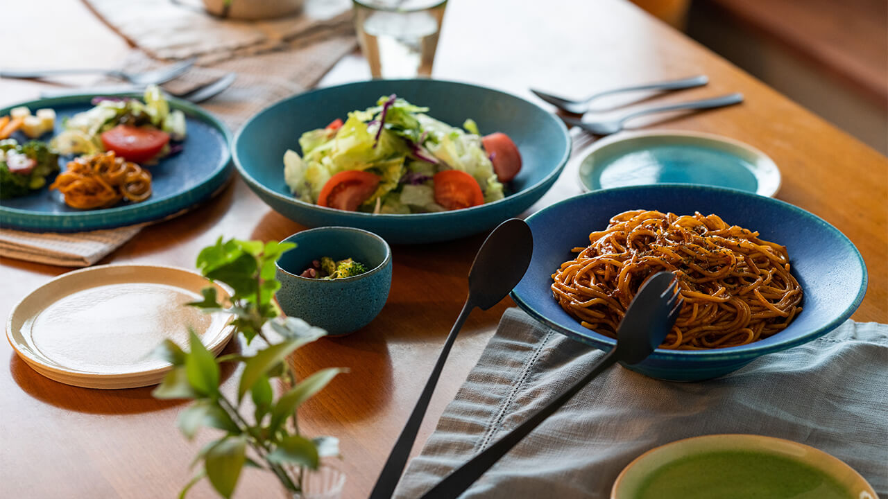 料理を引き立てる琵琶湖ブルーのフラットプレート 中皿 21cm｜THE
