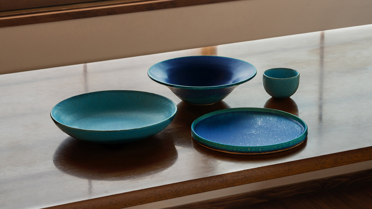 奥深い土の表情 琵琶湖ブルーの深皿 25cm（ディープブルー）｜THE