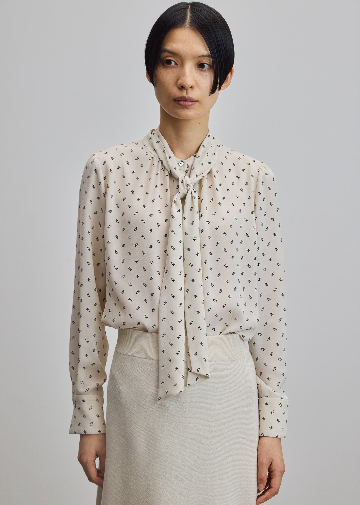 ビット柄スカーフ付きブラウス - SOÉJU online store｜上質な大人の