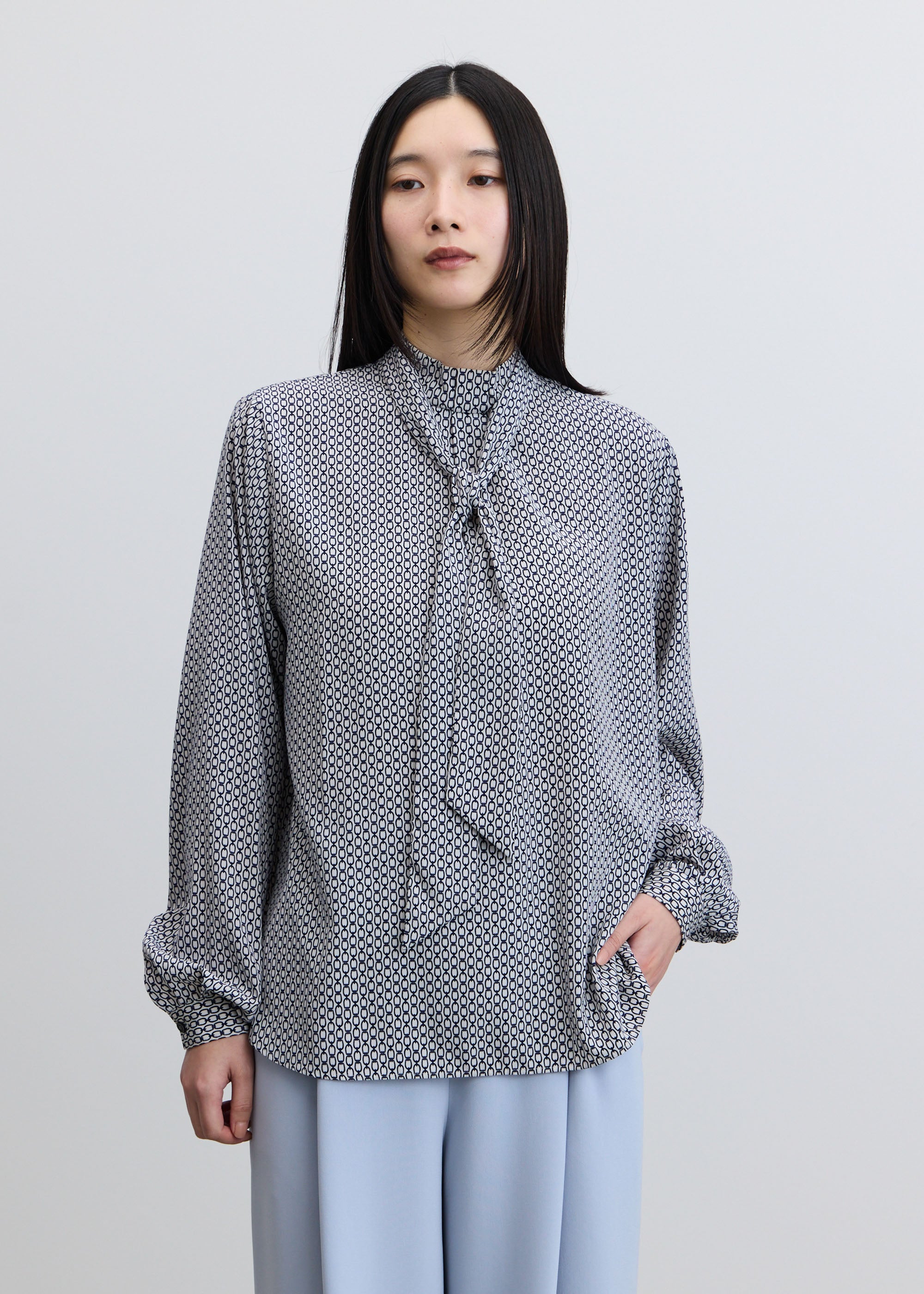 チェーン柄ボウタイブラウス - SOÉJU online store｜上質な大人の女性