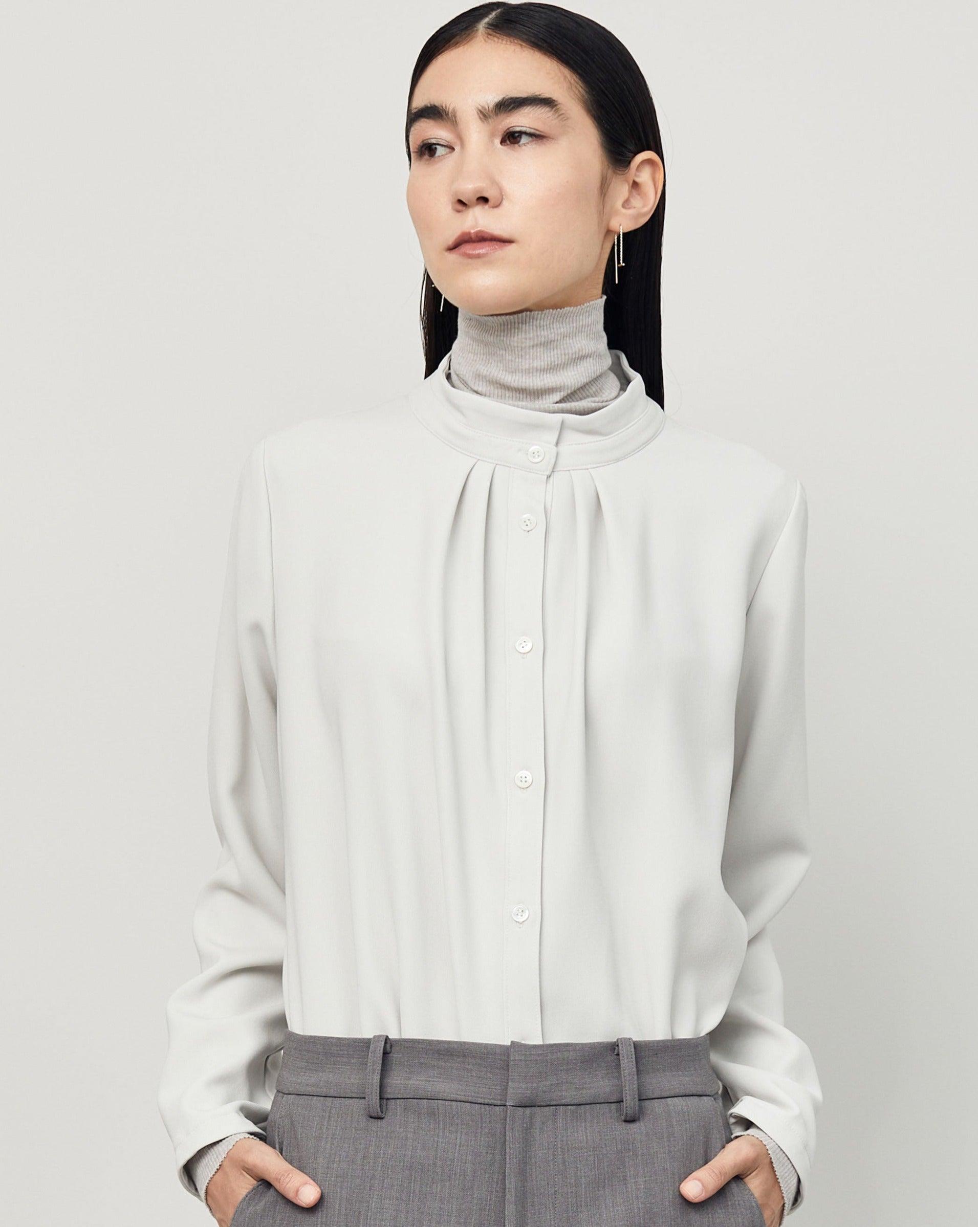 スタンドカラータックブラウス - SOÉJU online store｜上質な大人の