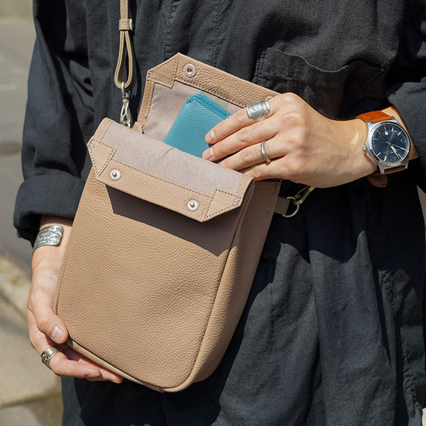 Shrink - Gasmask Shoulder Bag - S｜SLOW – スロウ 公式ECサイト | 革