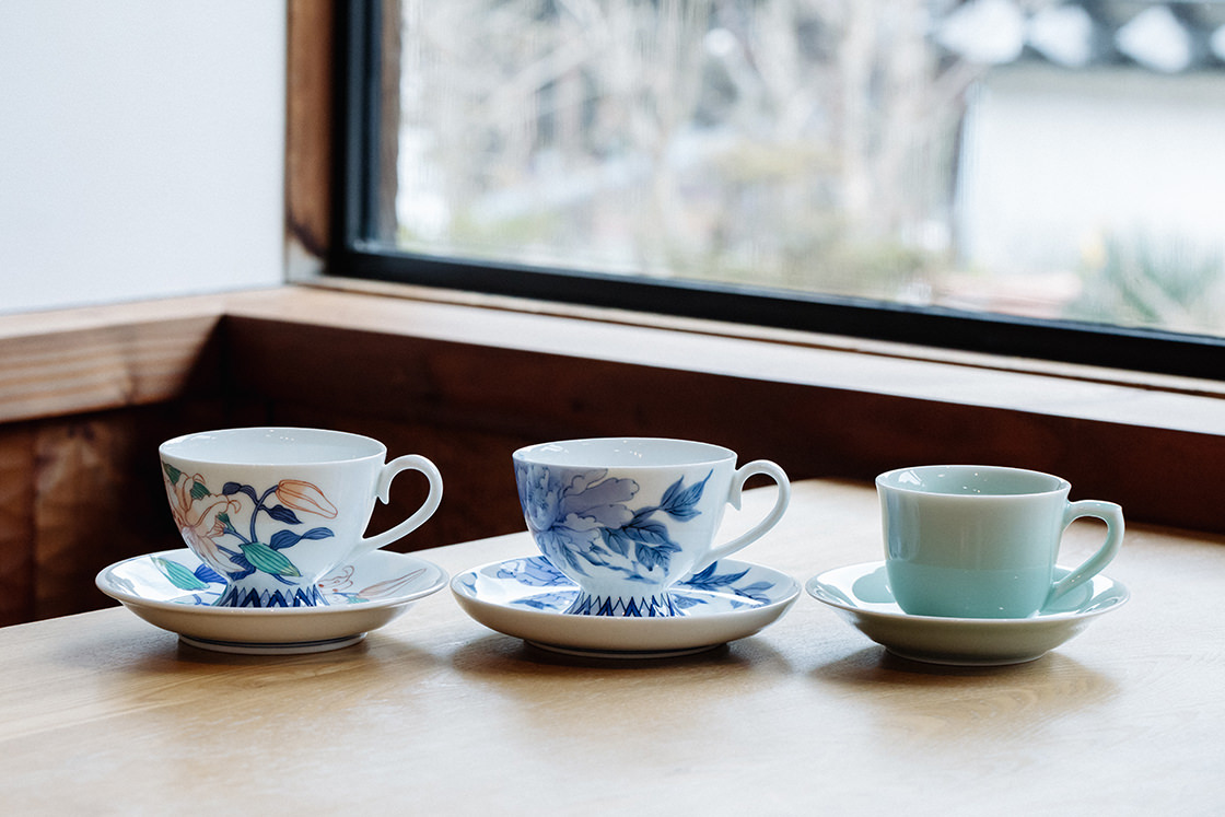 伊万里で門外不出だった「鍋島焼」とは。窯元と歩く、お殿様が愛した