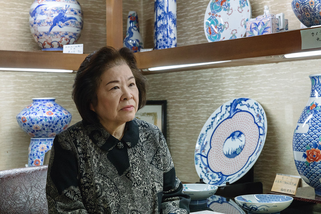 伊万里で門外不出だった「鍋島焼」とは。窯元と歩く、お殿様が愛した