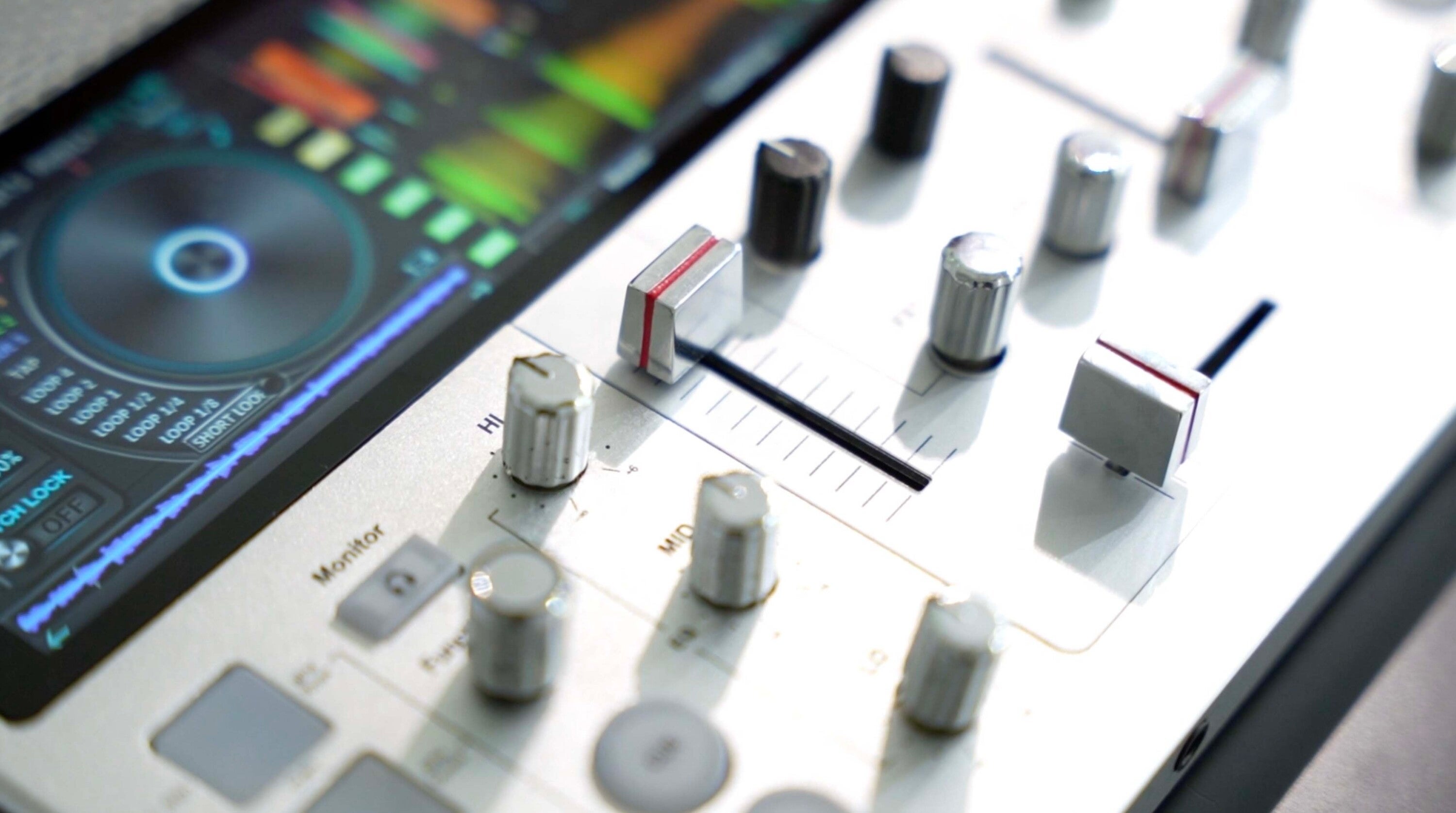 DJ初心者から熟練者まで熱狂できる。世界でも珍しいA4サイズの