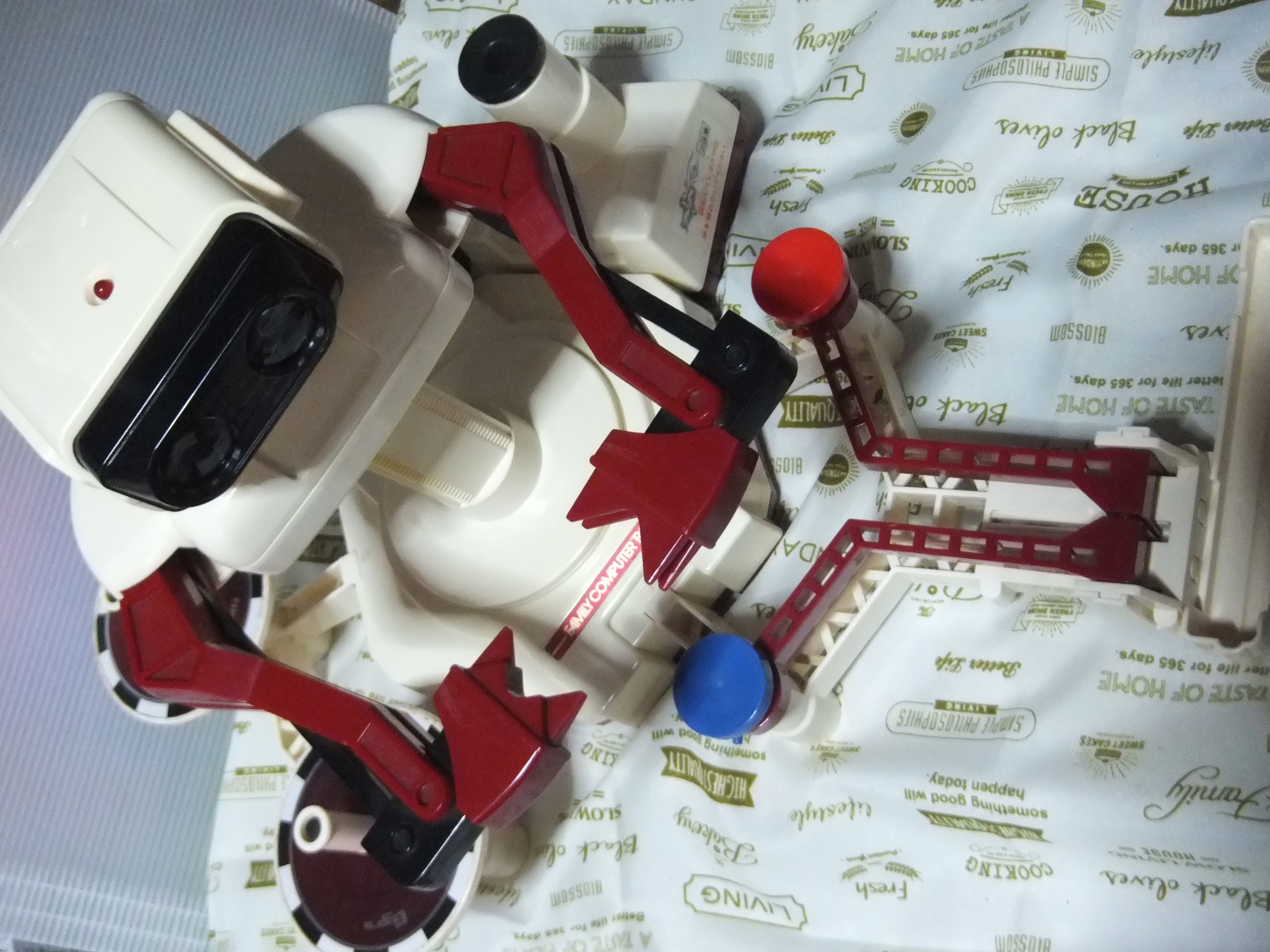 FC「ファミリーコンピュータロボット ”ジャイロ セット”」 | HELLO