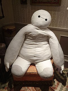 ふわふわに癒されるベイマックスの超特大（143cm）ぬいぐるみ | 東京