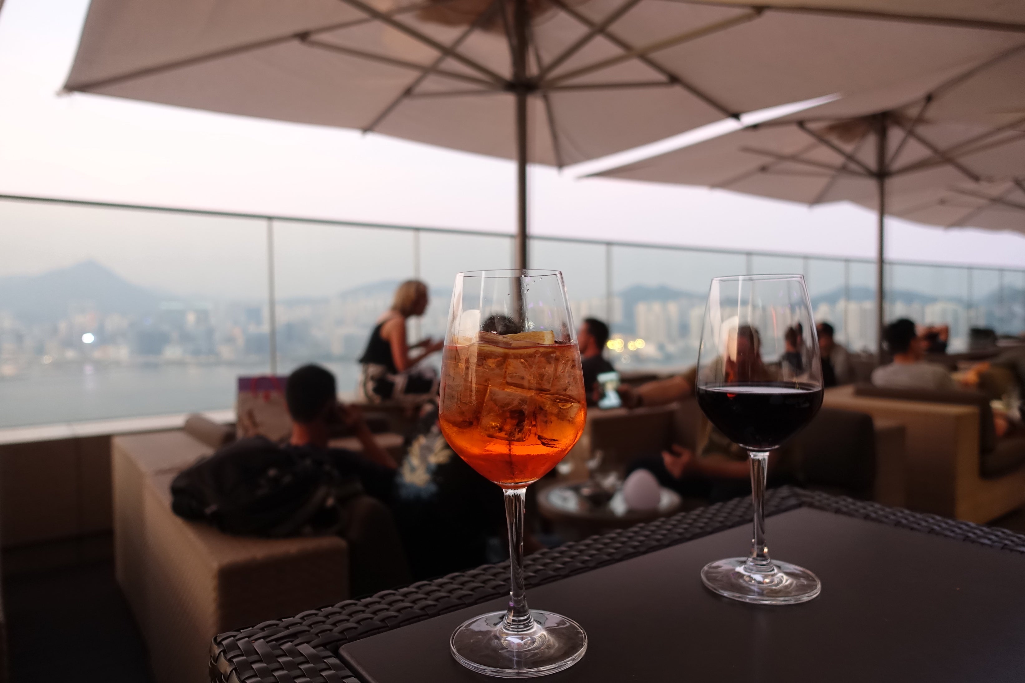 香港東側のハズさないルーフトップバー！ソファー席のロマンティックが