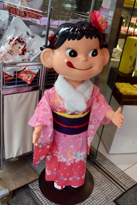 不二家」数寄屋橋店、ハロウィンの後は着物姿のペコちゃん