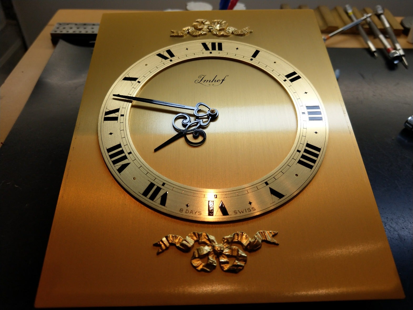 金色のオーバル型置時計インホフ水晶置時計 金色のオーバル型置時計