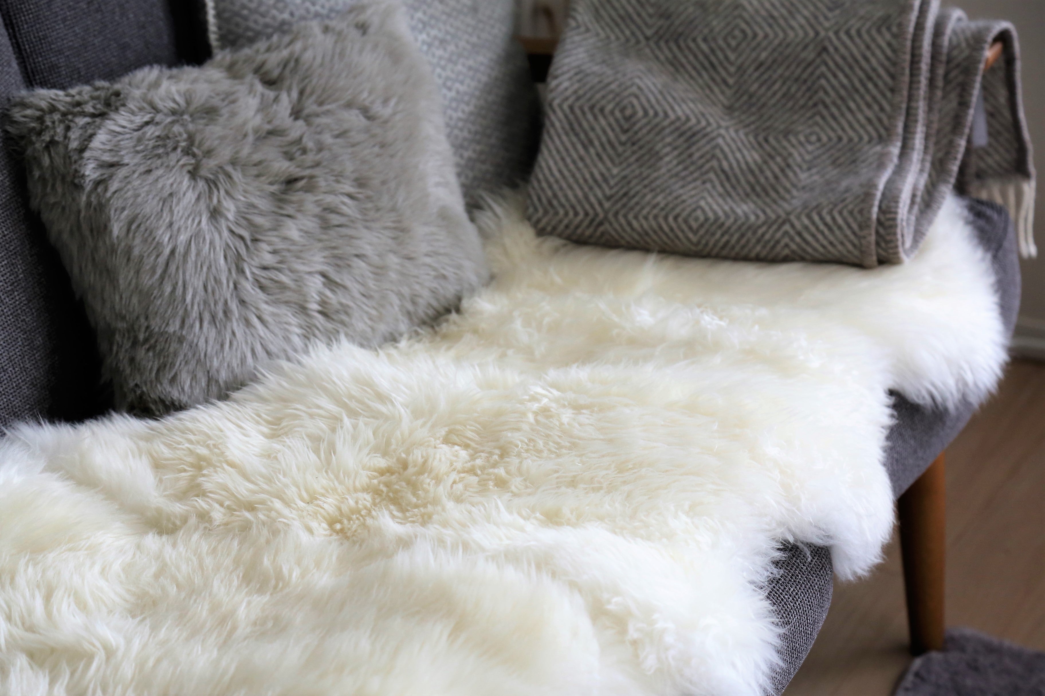 IKEA、コストコ、ニトリのムートンラグ比較コスパ、お手入れ、色など