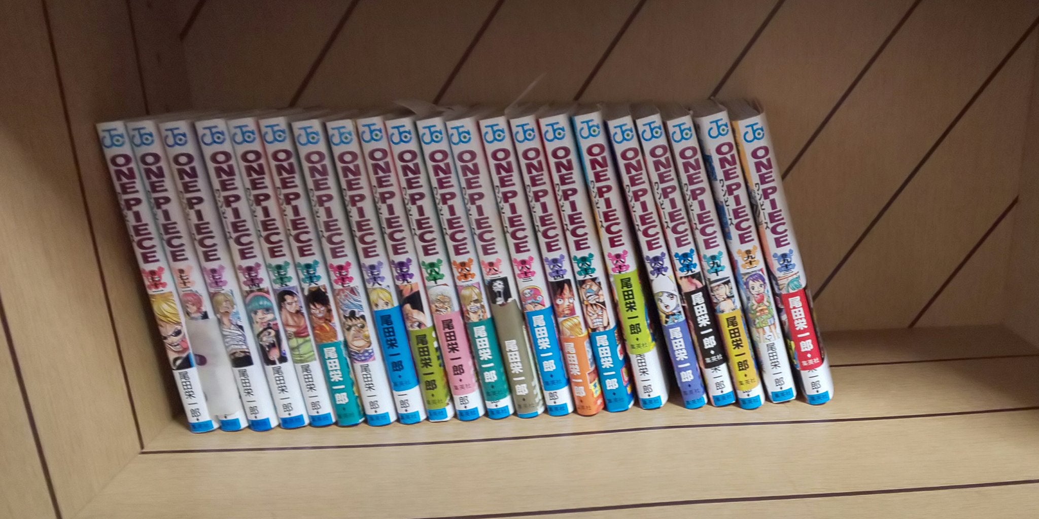 自室の本棚にワンピース全巻並べた | 気ままに青春オモチャ箱