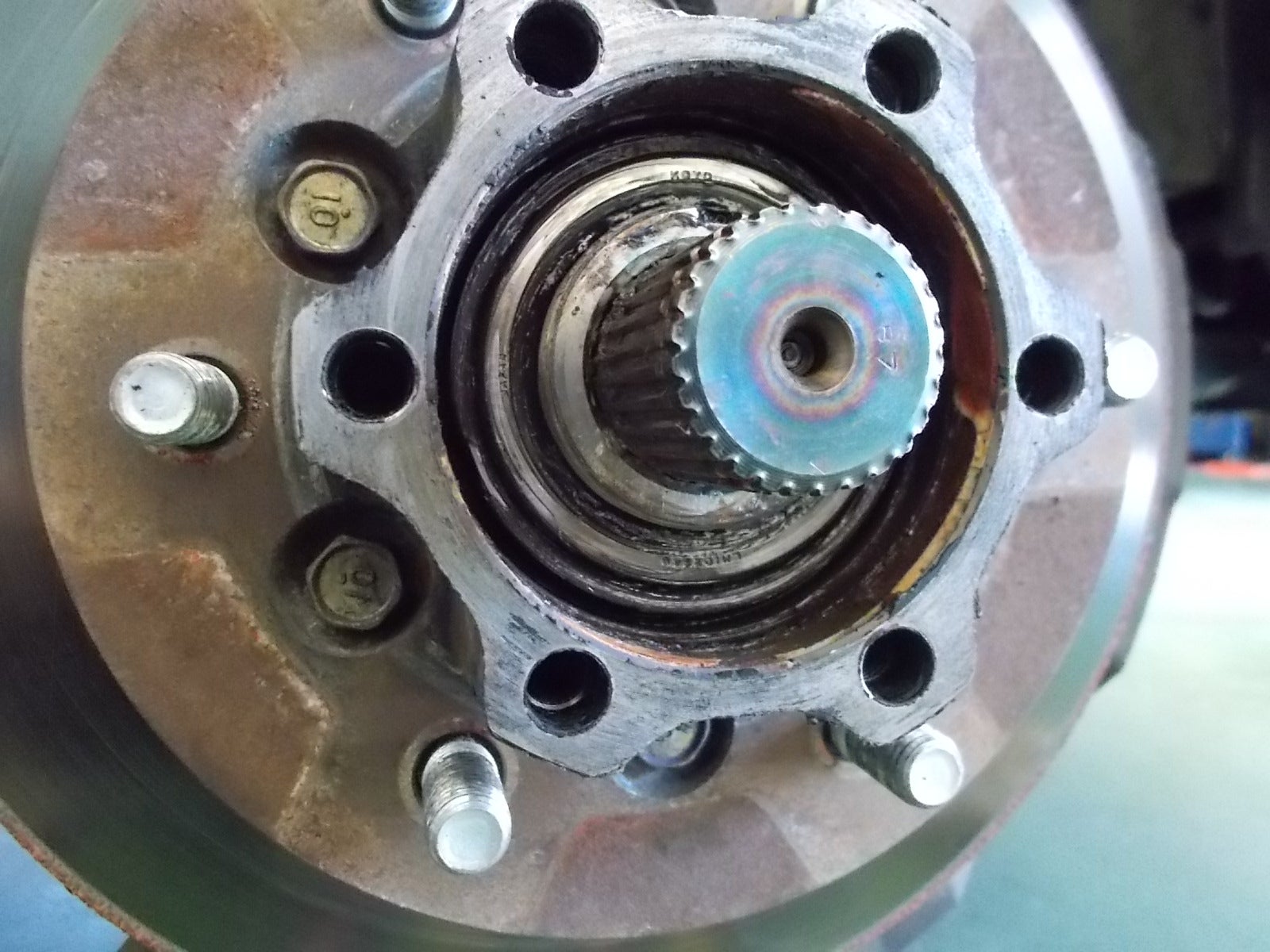 三菱デリカスペースギア、マニュアルフリーハブ取付 Part 1 | 近藤