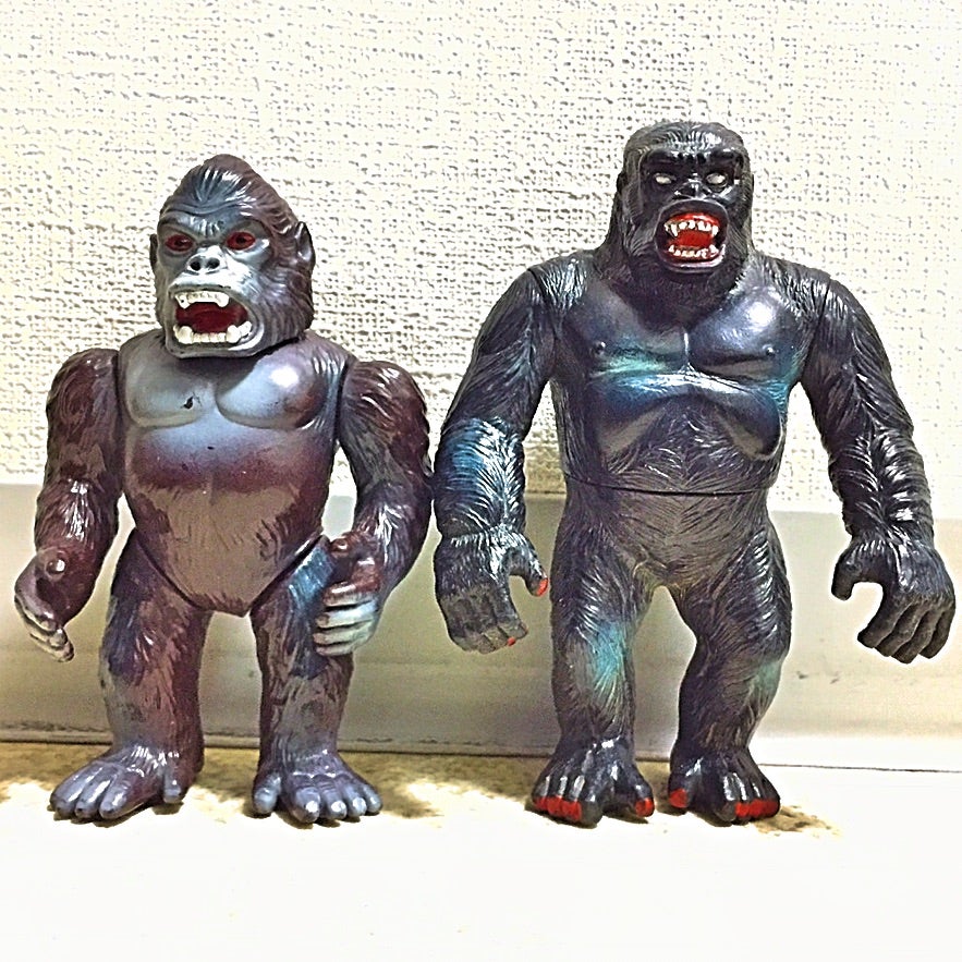 どちらも1976年製～無版権キングコングソフビとブルマァク製キング