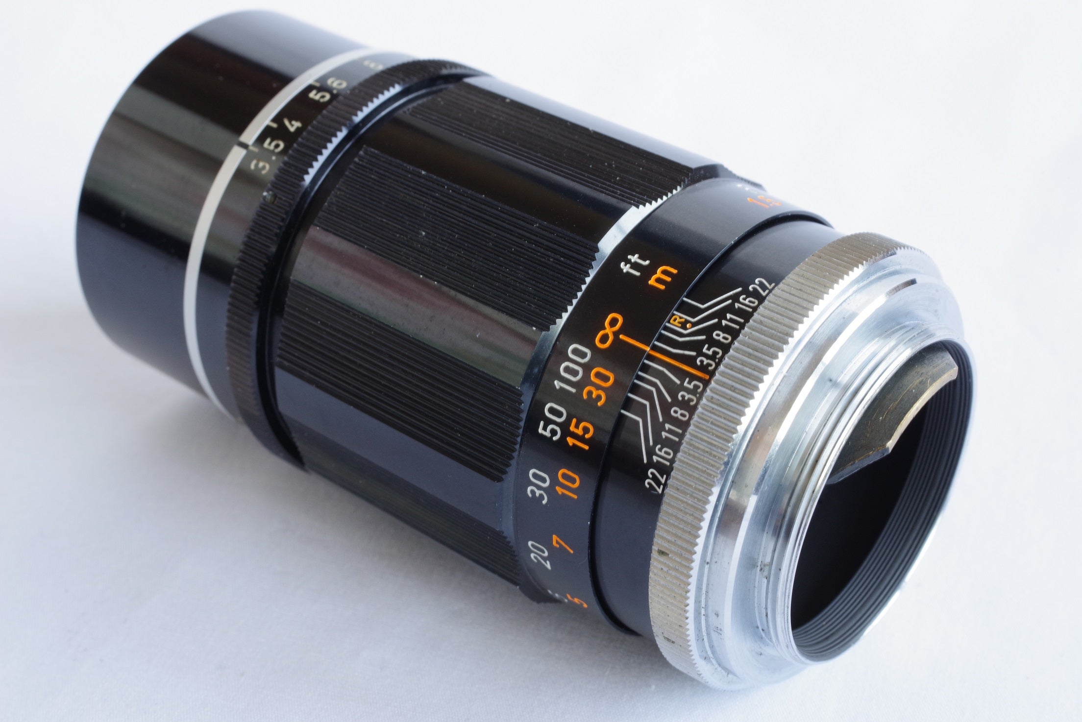 Canon 135mm F3.5 Ⅲ (Lマウント） - 少々大振りで、ずっしりと重い