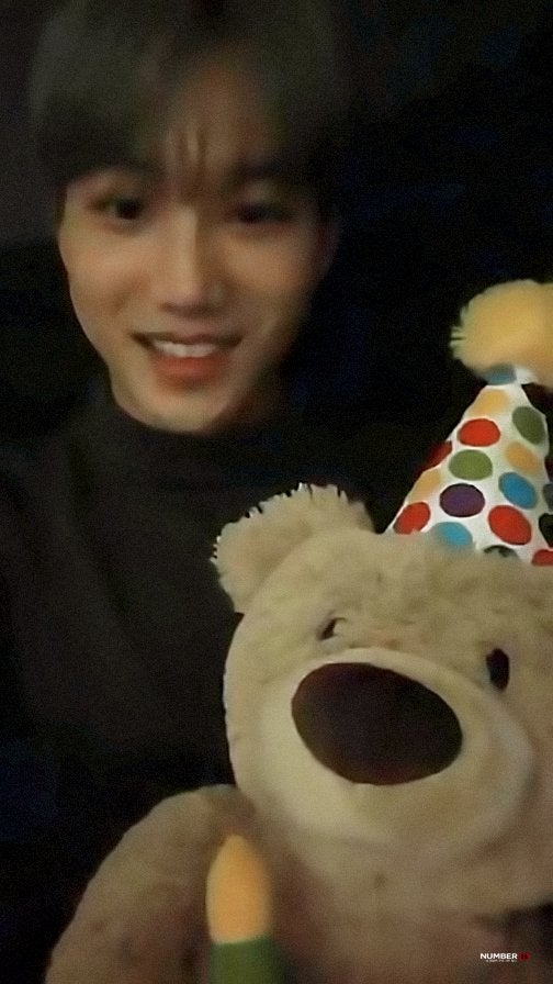 EXO カイ 誕生日 インスタライブ ケーキ リボン クマのぬいぐるみ KAI