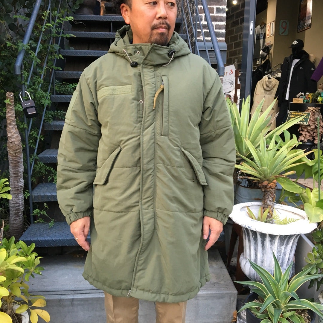 HRM」プリマロフトフェザーナイロンフィッシュテールコート | HUG