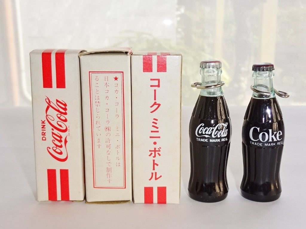 ノベルティグッズ「コカ・コーラのキーチェーンつきミニ・ボトル
