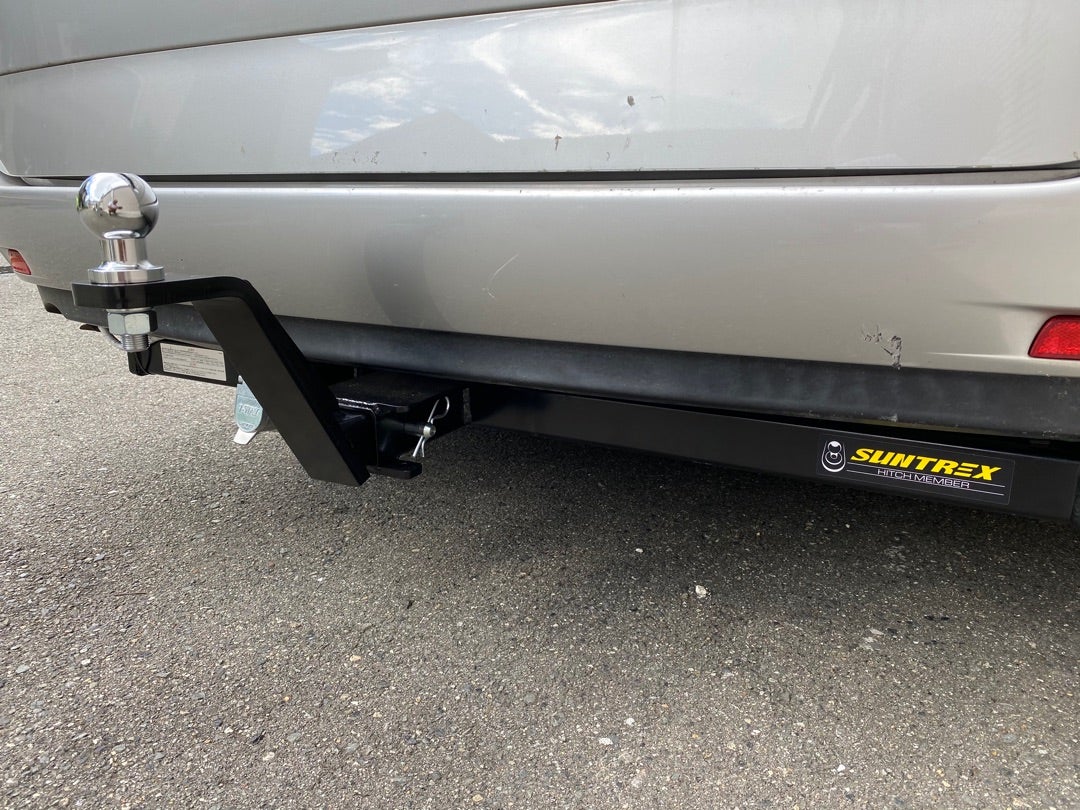 日産セレナ(C25)サントレックスヒッチメンバー取付作業！ | ウイング