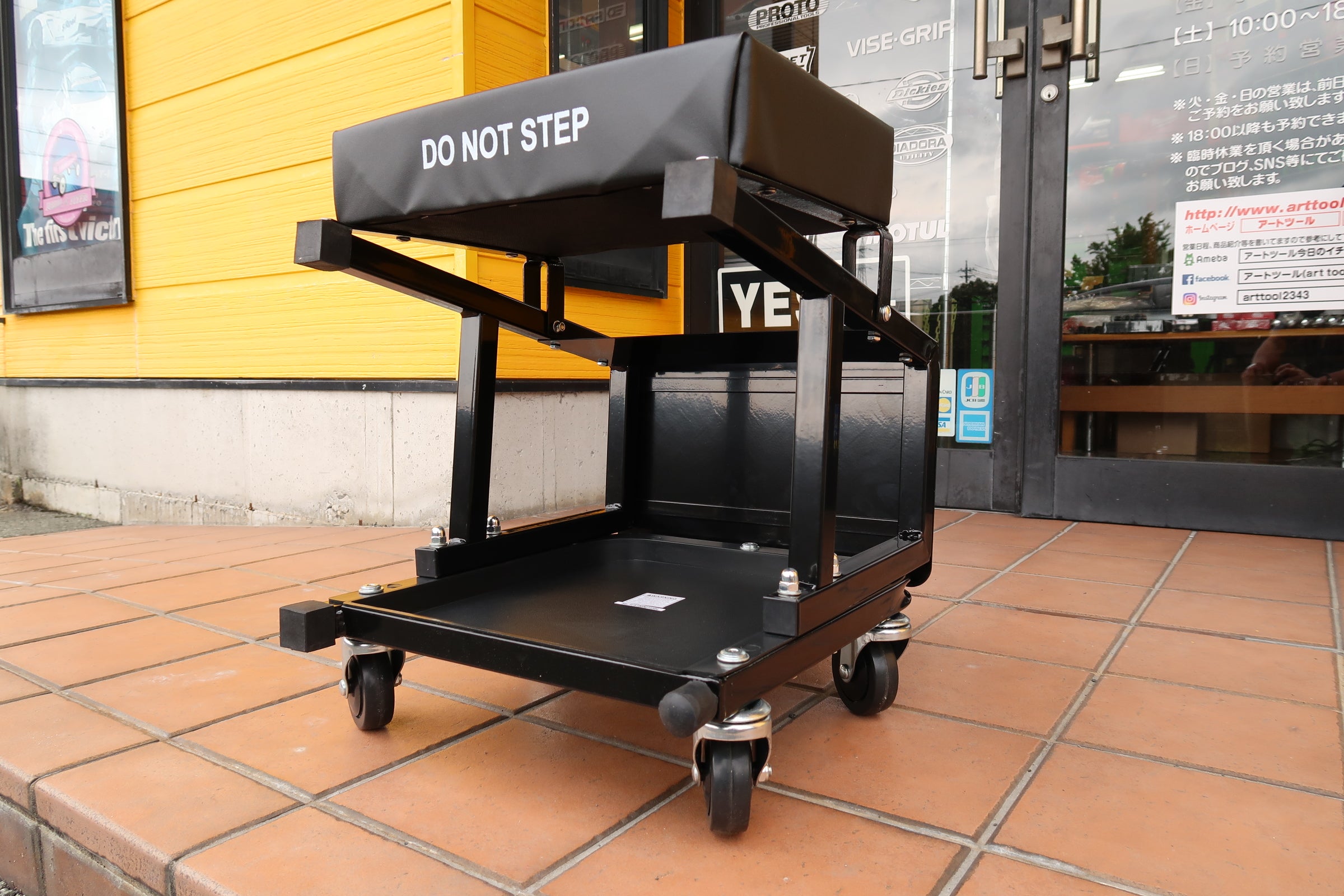 MACTOOLS【ステップ＆クリーパーシート】は座った作業にもガレージ