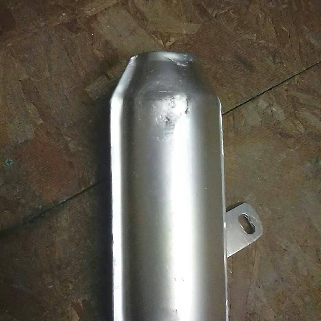 へこんだマフラーの修理 モナカマフラー アルミニウム