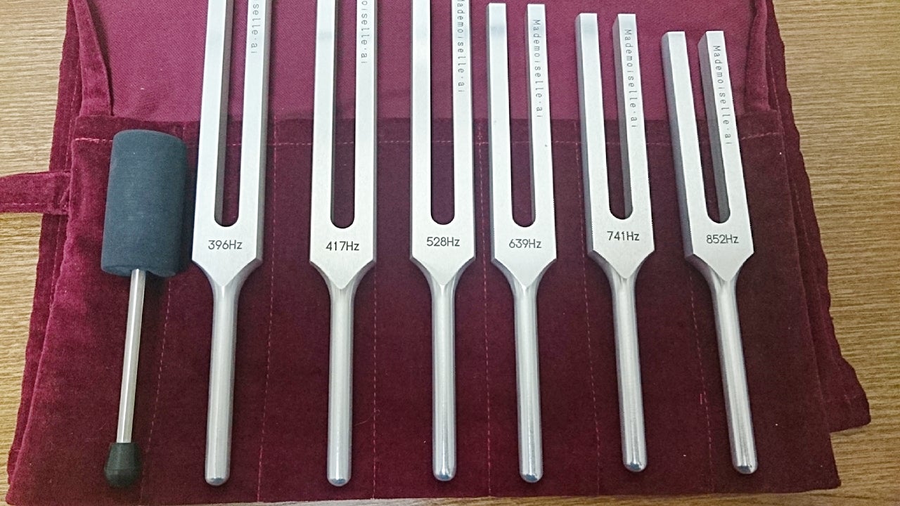 美品】MIチューナー 音叉 528Hz / 888Hz ハンマー付 ニチオン製 MI