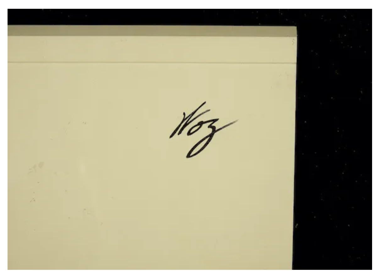 スティーブ・ジョブズ氏とウォズニアック氏のサイン入りApple Ⅱ部品が