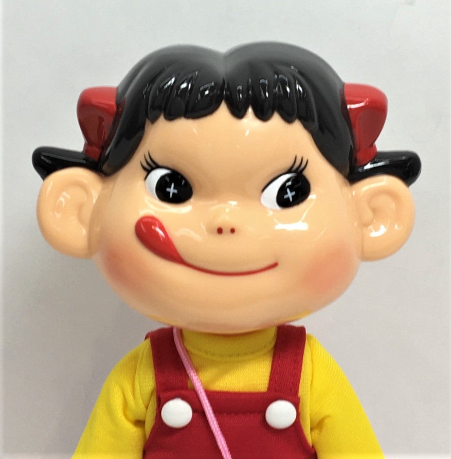 不二家の洋菓子店の店先に立っているペコちゃんが卓上タイプになった