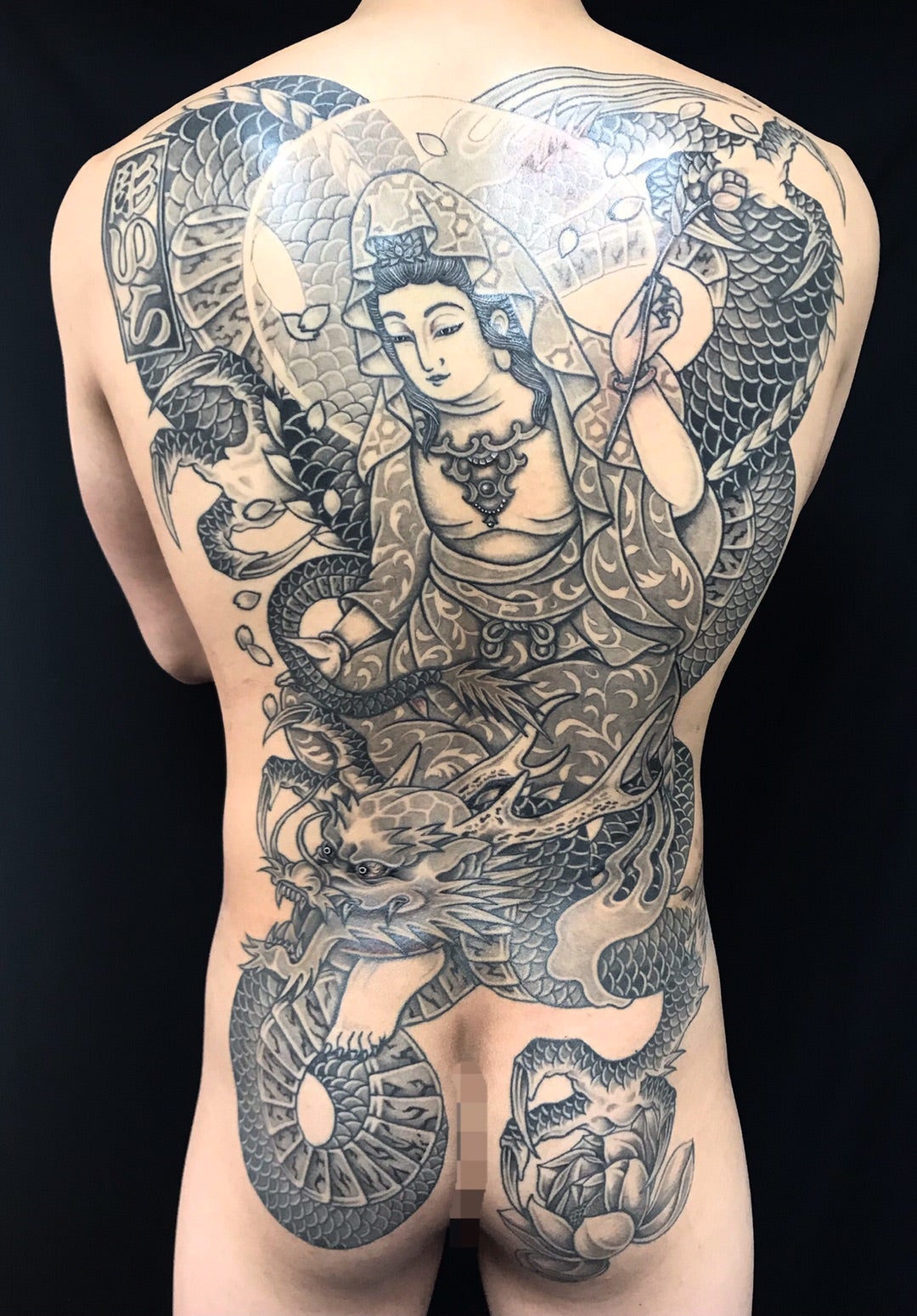 日本伝統刺青【騎龍観世音菩薩・桜花弁・蓮】※完成 | 神戸三宮の