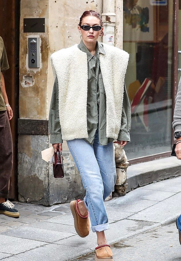 UGG グレーカーキ ファーサンダル 9⁄29 ジジ・ハディッドのカジュアル