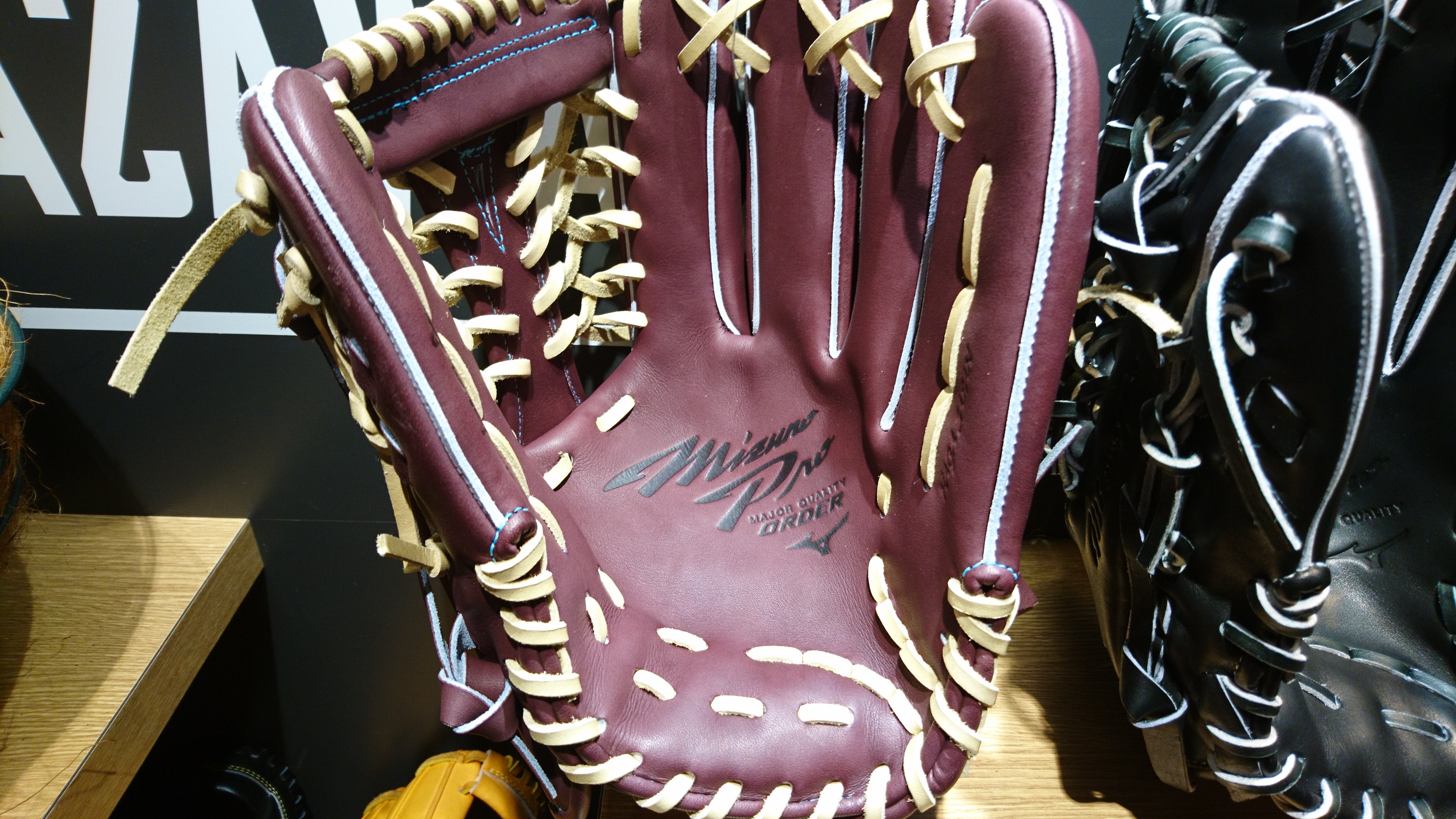 ミズノプロ】外野手用グラブ［西川龍馬選手］モデルの大きさを比べて