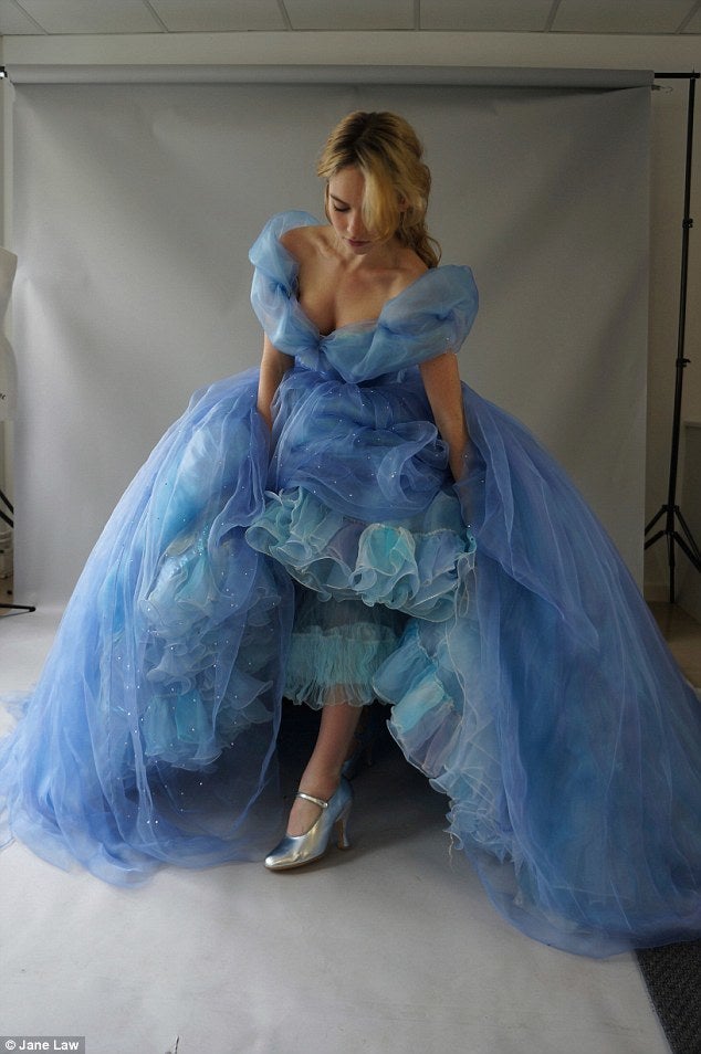 映画「シンデレラ」のウェディングドレスがシンプルな理由 | 世界に