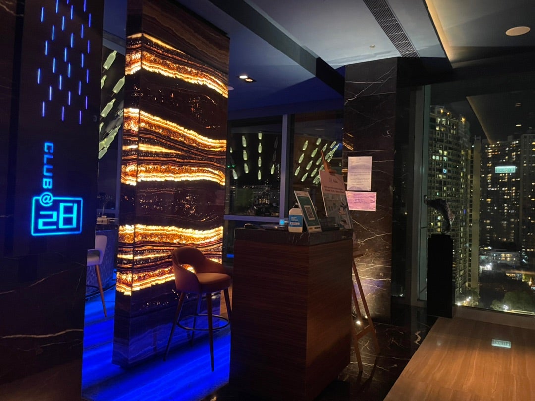 ここ好き！プールサイドの絶景ルーフトップバー！ | 香港在住えりの