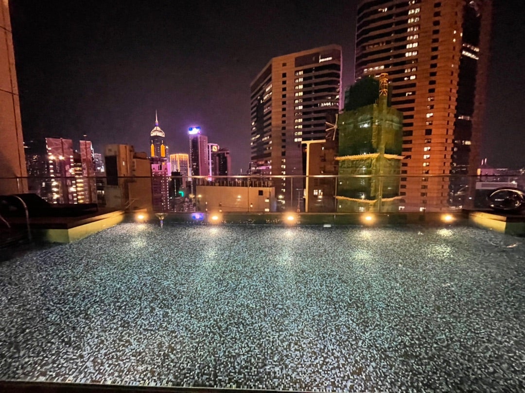 ここ好き！プールサイドの絶景ルーフトップバー！ | 香港在住えりの