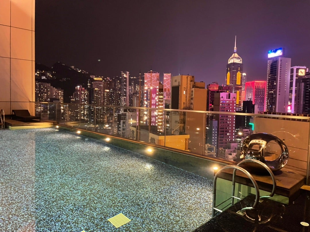ここ好き！プールサイドの絶景ルーフトップバー！ | 香港在住えりの