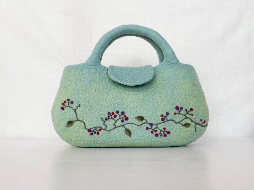 羊毛刺繍フェルトバック / 野ぶどう | 工房 蓮-Ren- 羊毛フェルトと私
