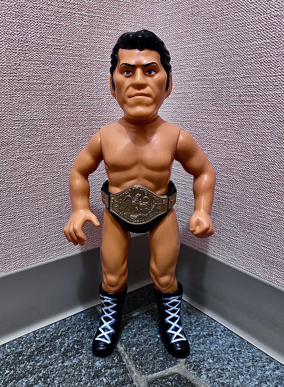 アントニオ猪木の80年代姿を造形したメディコムトイ×ブルマァク コラボ