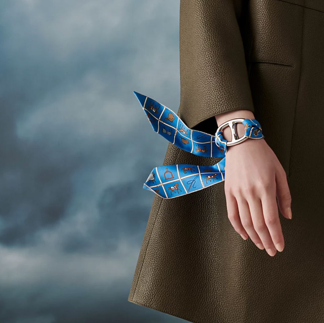 エルメスのスカーフリング 《シェーヌ・ダンクル》でアレンジを楽し