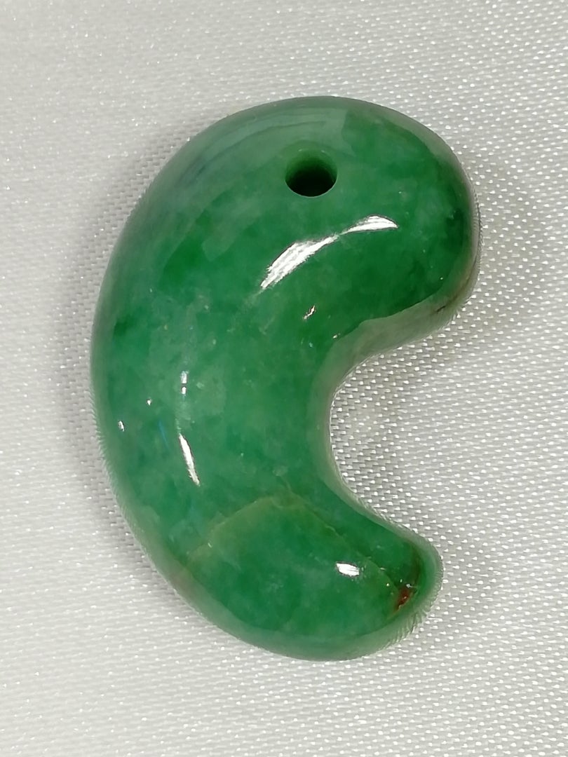 糸魚川翡翠ろうかん勾玉 | 翡翠(ひすい)と希少石、角江千代治作品