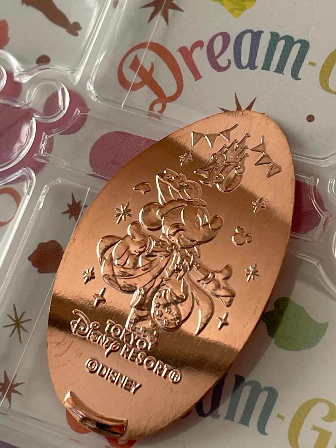 表紙も台紙もデザインが素敵なスーベニアメダルコレクションブック