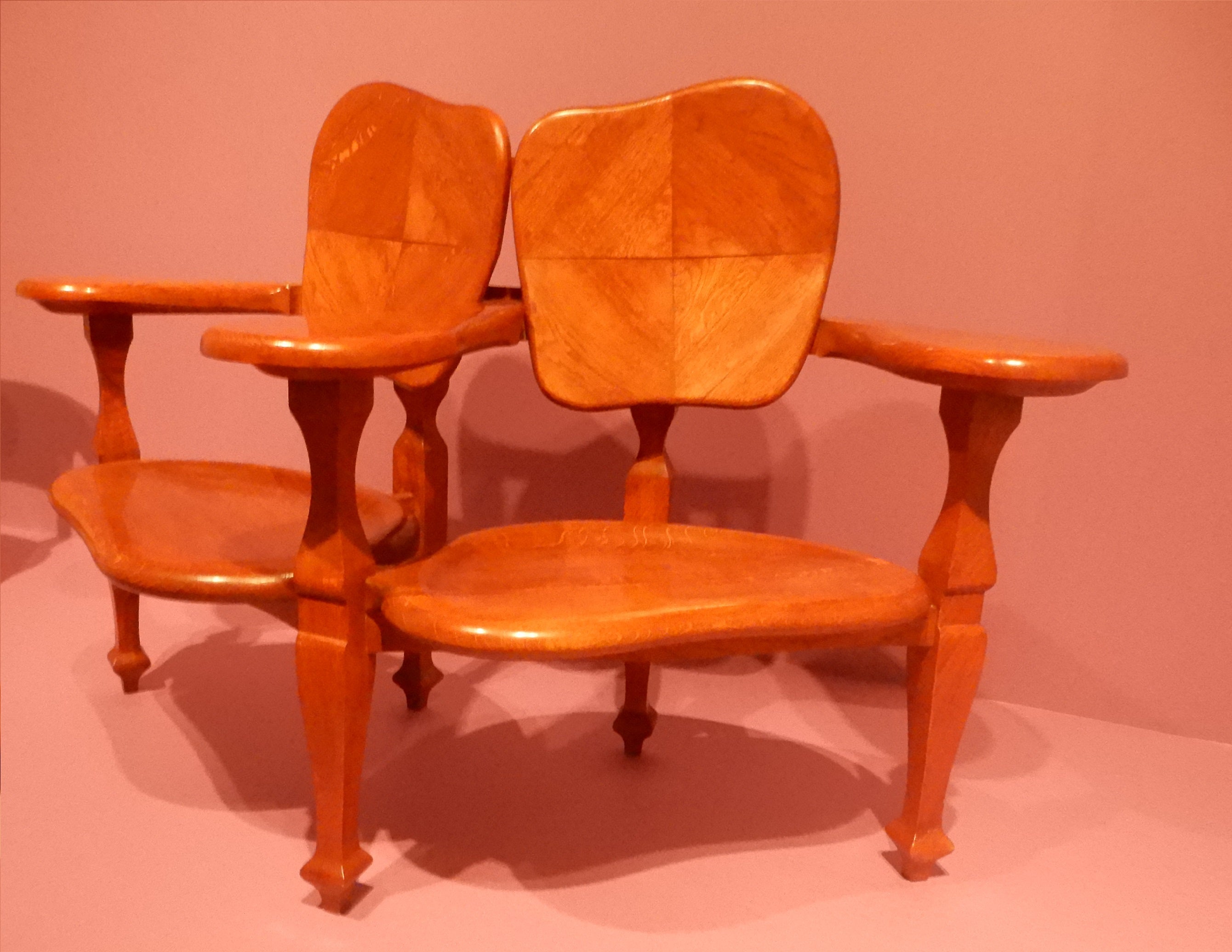 バルダ 現代の家具シリーズ 4 ガウディの家具とデザイン 現代の家具