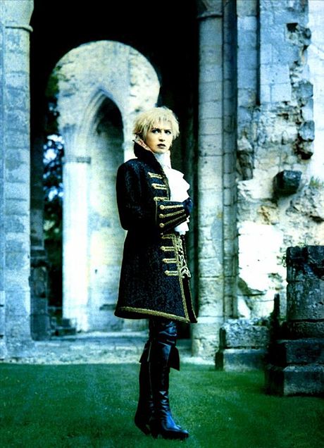 Gackt Mizérable 飛翔―フランス・ロケ写真集〈上巻〉」発売♪7月8日